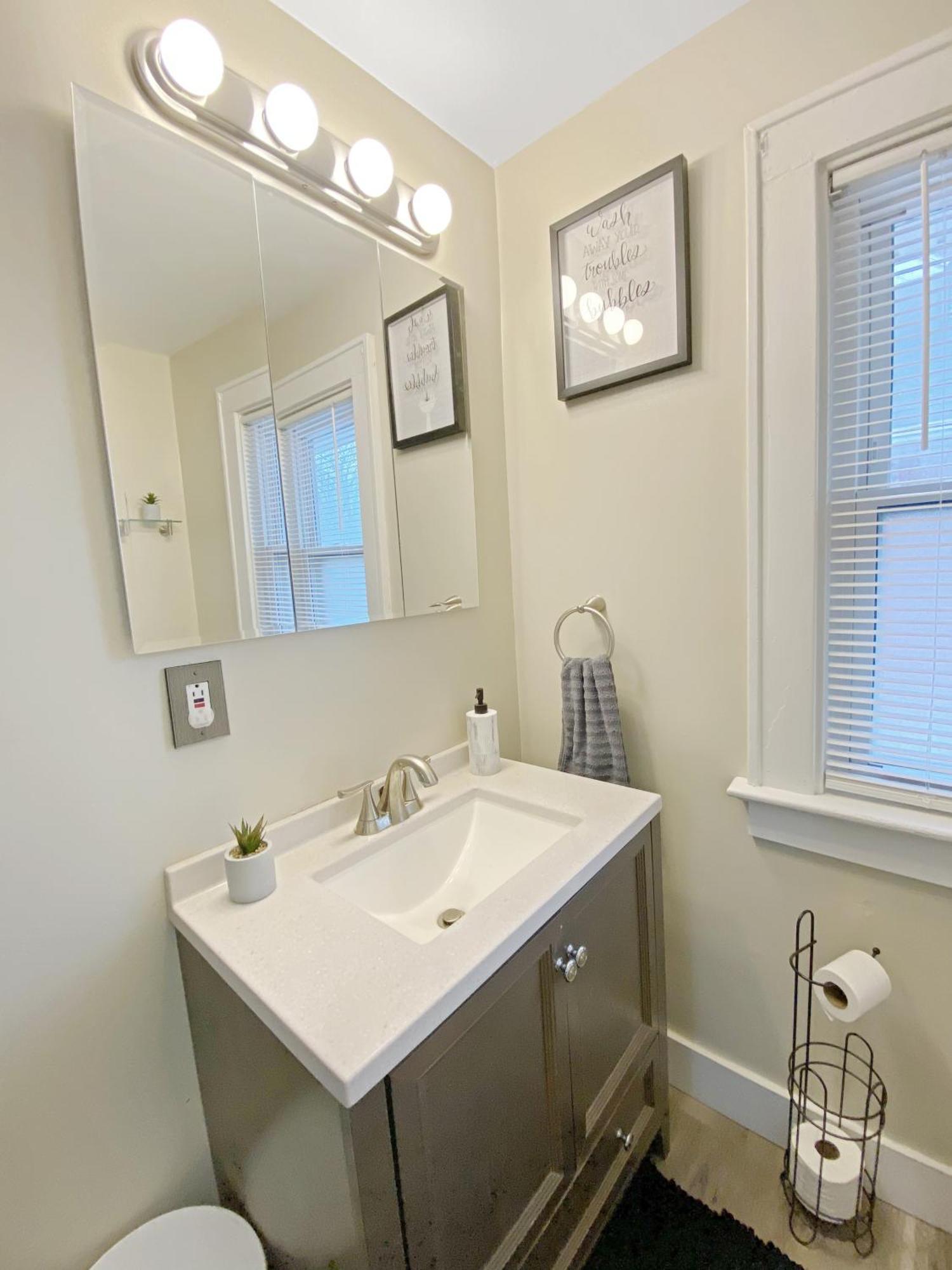 Lux 3Br, Steps From Airport, U Of R & Grocery Stores Rochester Exterior photo