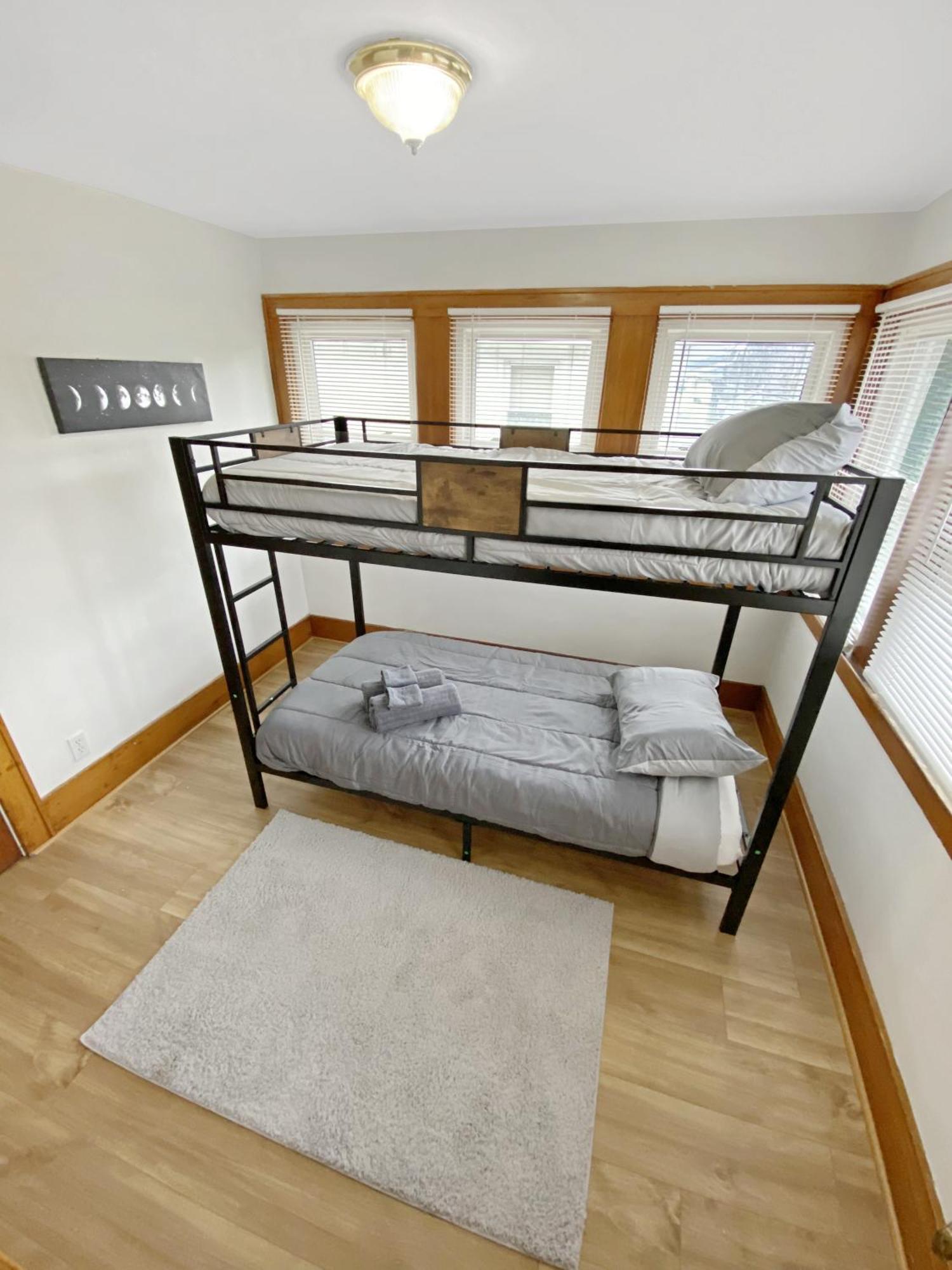 Lux 3Br, Steps From Airport, U Of R & Grocery Stores Rochester Exterior photo